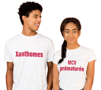 Un jeune homme et une jeune femme se tenant côte à côte, portant des T-shirts blancs avec du texte imprimé. Le T-shirt de l’homme indique « Xanthomes » et celui de la femme indique « MCV prématurée ».
