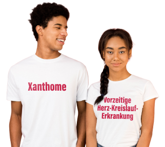 Ein junger Mann und eine junge Frau stehen nebeneinander und tragen weiße T-Shirts mit aufgedrucktem Text. Auf dem T-Shirt des Mannes steht „Xanthome“ und auf dem T-Shirt der Frau steht „Vorzeitige Herz-Kreislauf-Erkrankung“.
