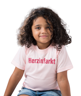 Ein junges Mädchen, das ein hellrosa T-Shirt mit der Aufschrift „Herzinfarkt“ trägt.