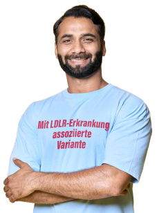Ein Mann trägt ein hellblaues T-Shirt mit dem Aufdruck „Mit LDLR-Erkrankung assoziierte Variante“.