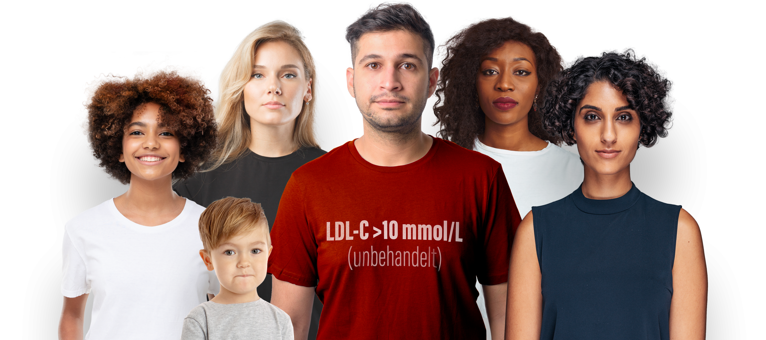 Bild, das eine vielfältige Gruppe von Erwachsenen und Kindern zeigt, die gemeinsam vor einem rosafarbenen Hintergrund mit Wabenmuster stehen. Ein Mann in der Mitte trägt ein rotes T-Shirt mit dem Aufdruck „LDL-C >10 mmol/L (unbehandelt)“.