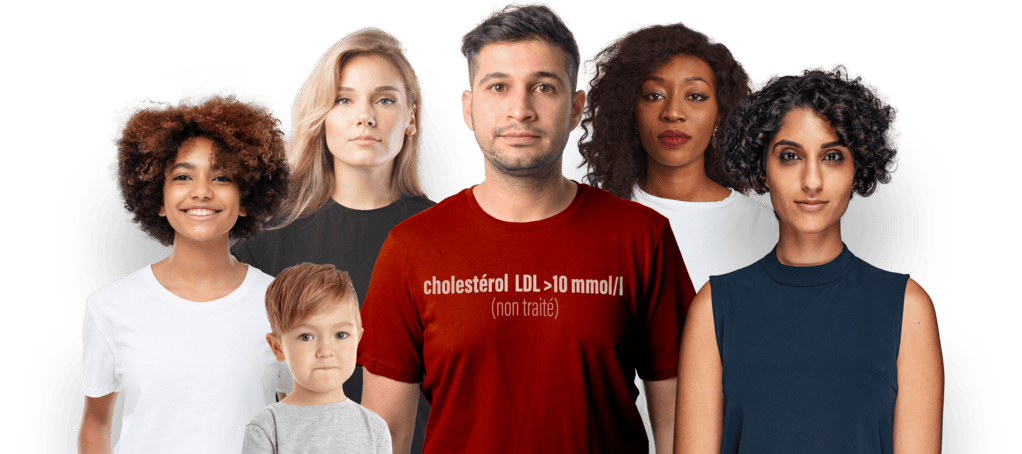 Image montrant un groupe diversifié d’adultes et d’enfants debout ensemble sur un fond rose à motif hexagonal. Un homme au centre porte un T-shirt rouge avec le texte « cholestérol LDL >10 mmol/L (non traité) ».