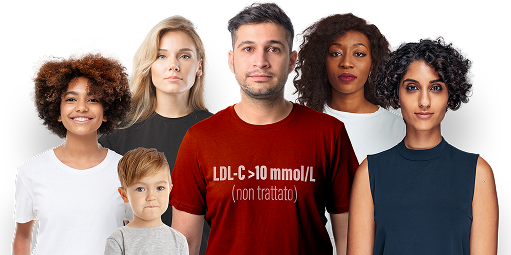 Immagine che mostra un gruppo eterogeneo di adulti e bambini in piedi insieme su uno sfondo rosa con motivo esagonale. Un uomo al centro indossa una maglietta rossa con la scritta « LDL-C >10 mmol/L (non trattato) ».