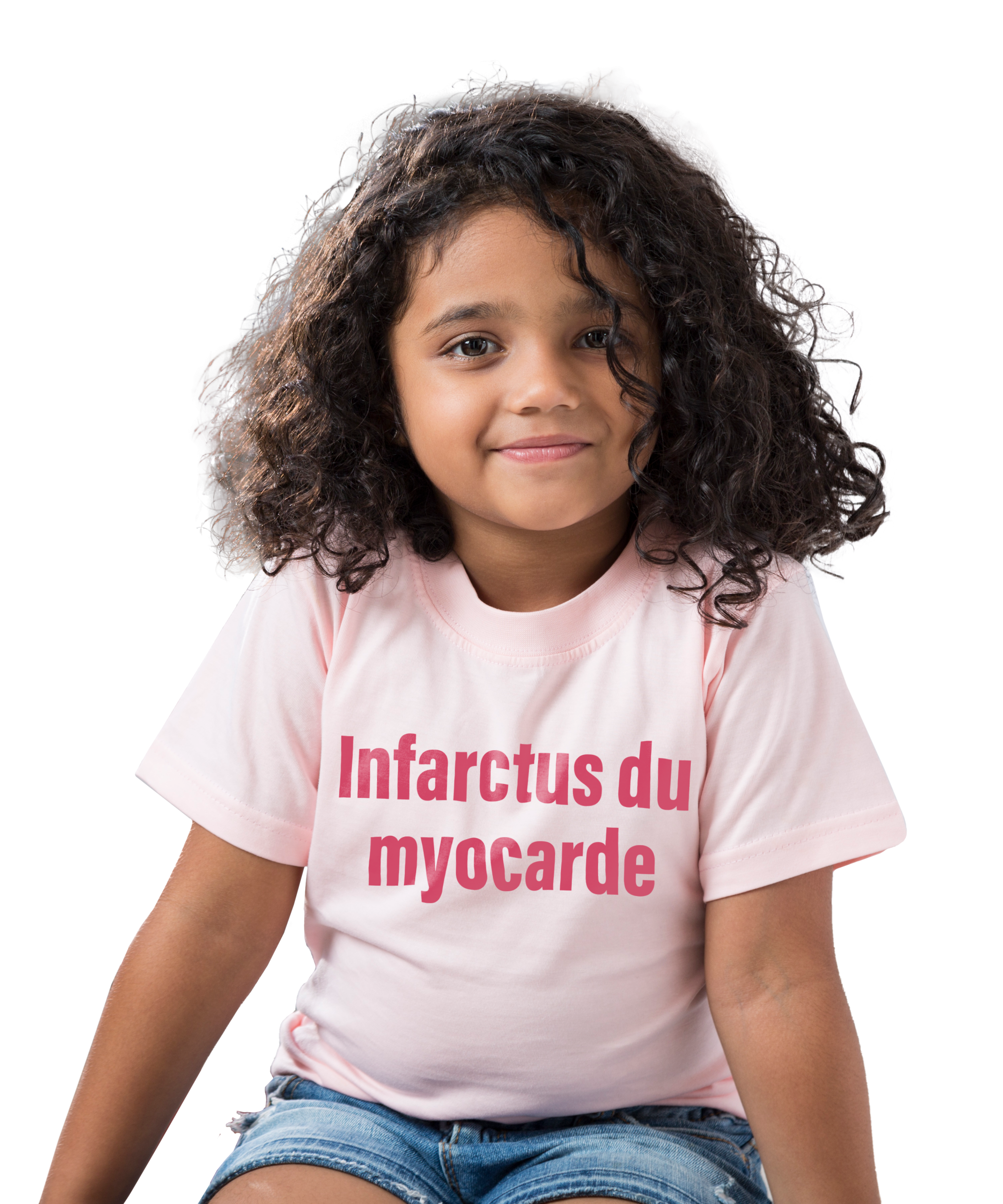 Une jeune fille portant un T-shirt rose clair avec le texte « Infarctus du myocarde ».