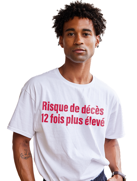 Un homme portant un T-shirt blanc avec le texte « Risque de décès 12 fois plus élevé ».