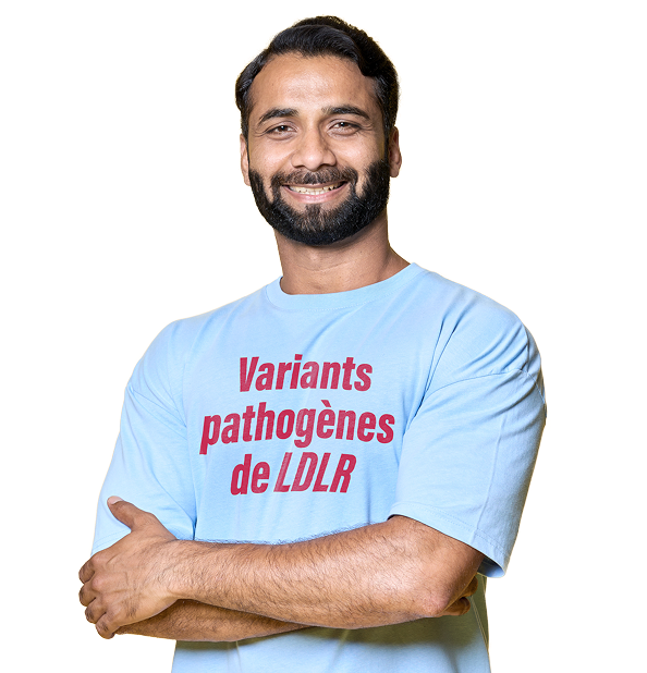 Un homme portant un T-shirt bleu clair avec le texte « Variants pathogènes de LDLR ».