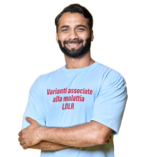 Un uomo indossa una maglietta azzurra con la scritta « Varianti associate alla malattia LDLR ».