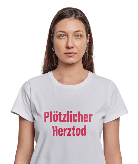 Eine Frau, die ein weisses T-Shirt mit der Aufschrift „Plötzlicher Herztod“ trägt.