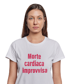 Una donna che indossa una maglietta bianca con la scritta « Morte cardiaca improvvisa ».