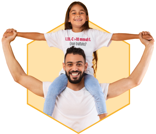 Un uomo sorridente porta una bambina sulle spalle. La bambina indossa una maglietta bianca con la scritta « LDL-C >10 mmol/L (non trattato) »