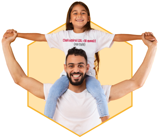 Un homme souriant porte une jeune fille sur ses épaules. La fille porte un T-shirt blanc sur lequel est écrit « Cholestérol LDL >10 mmol/l (non traité) ».