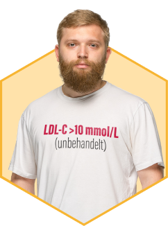 Ein Mann trägt ein weißes T-Shirt mit dem Aufdruck „LDL-C >10 mmol/L (unbehandelt)“.