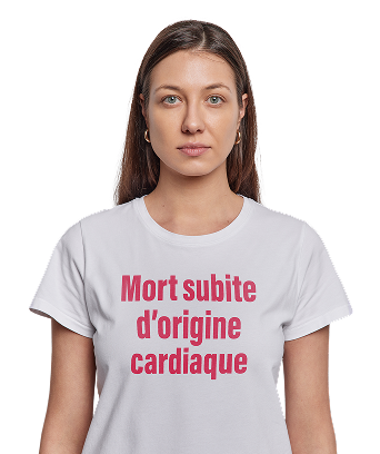 Une femme portant un T-shirt blanc avec le texte « Mort subite d'origine cardiaque ».