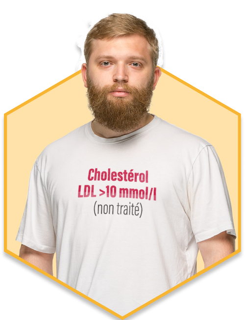 Un homme portant un T-shirt blanc sur lequel est imprimé le texte « Cholestérol LDL >10 mmol/l (non traité) ».