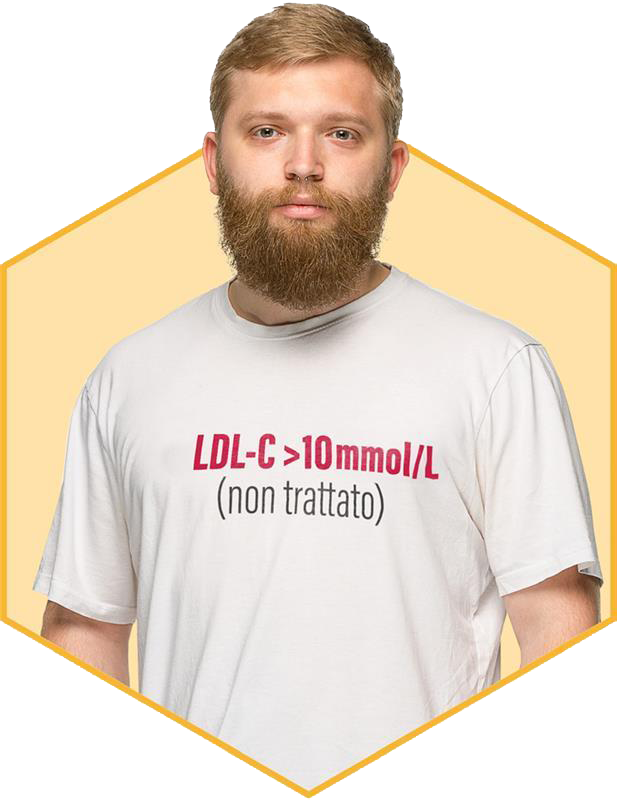 Un uomo indossa una maglietta bianca con la scritta « LDL-C >10 mmol/L (non trattato) ».